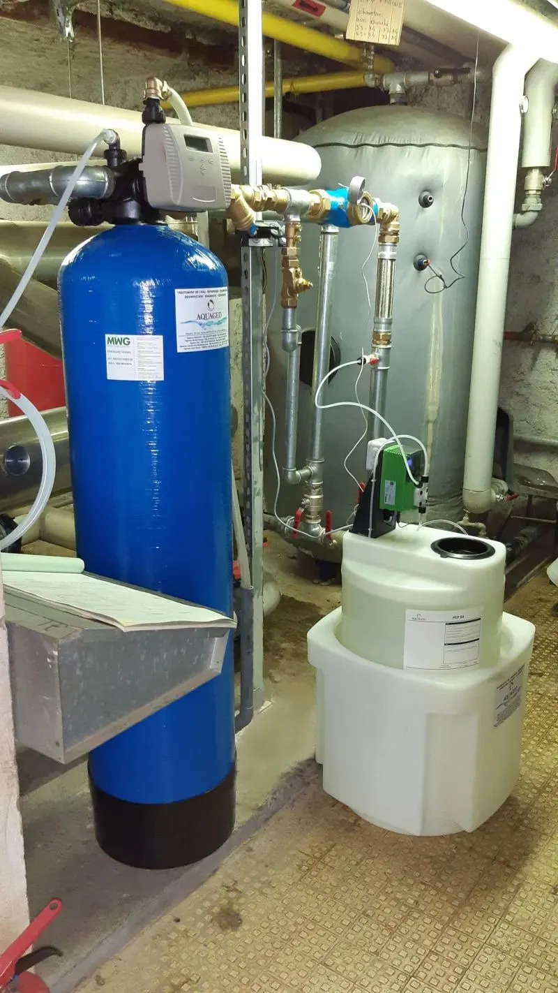 Adoucisseur et groupe de dosage installés sur une production d’eau chaude sanitaire
