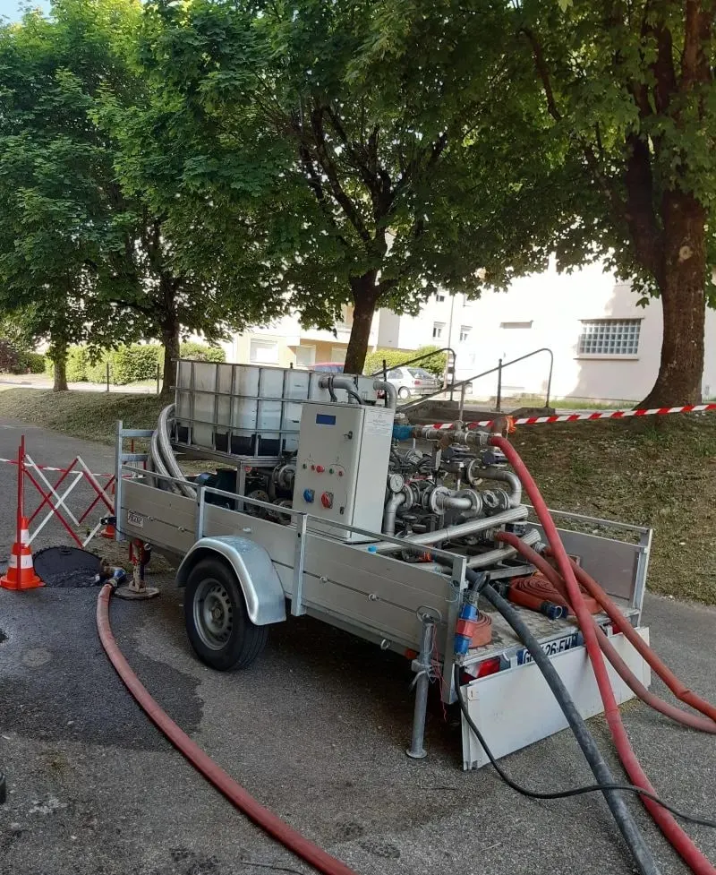Centrale de désembouage installée au pied d’un immeuble d’habitation