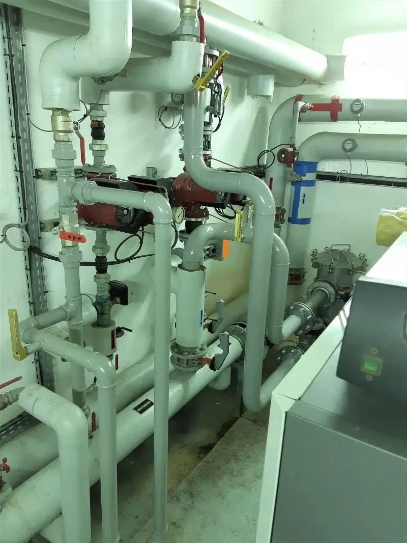 Clarificateur Magline raccordé en chaufferie, monté en débit total
