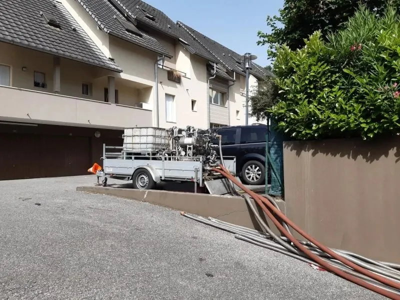 Flexibles de rinçage raccordés depuis l’extérieur du bâtiment