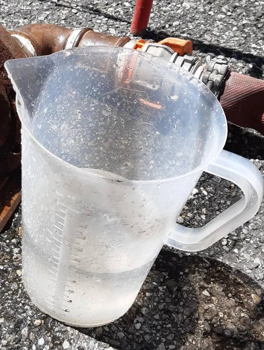 Eau claire prélevée au même point en fin de rinçage