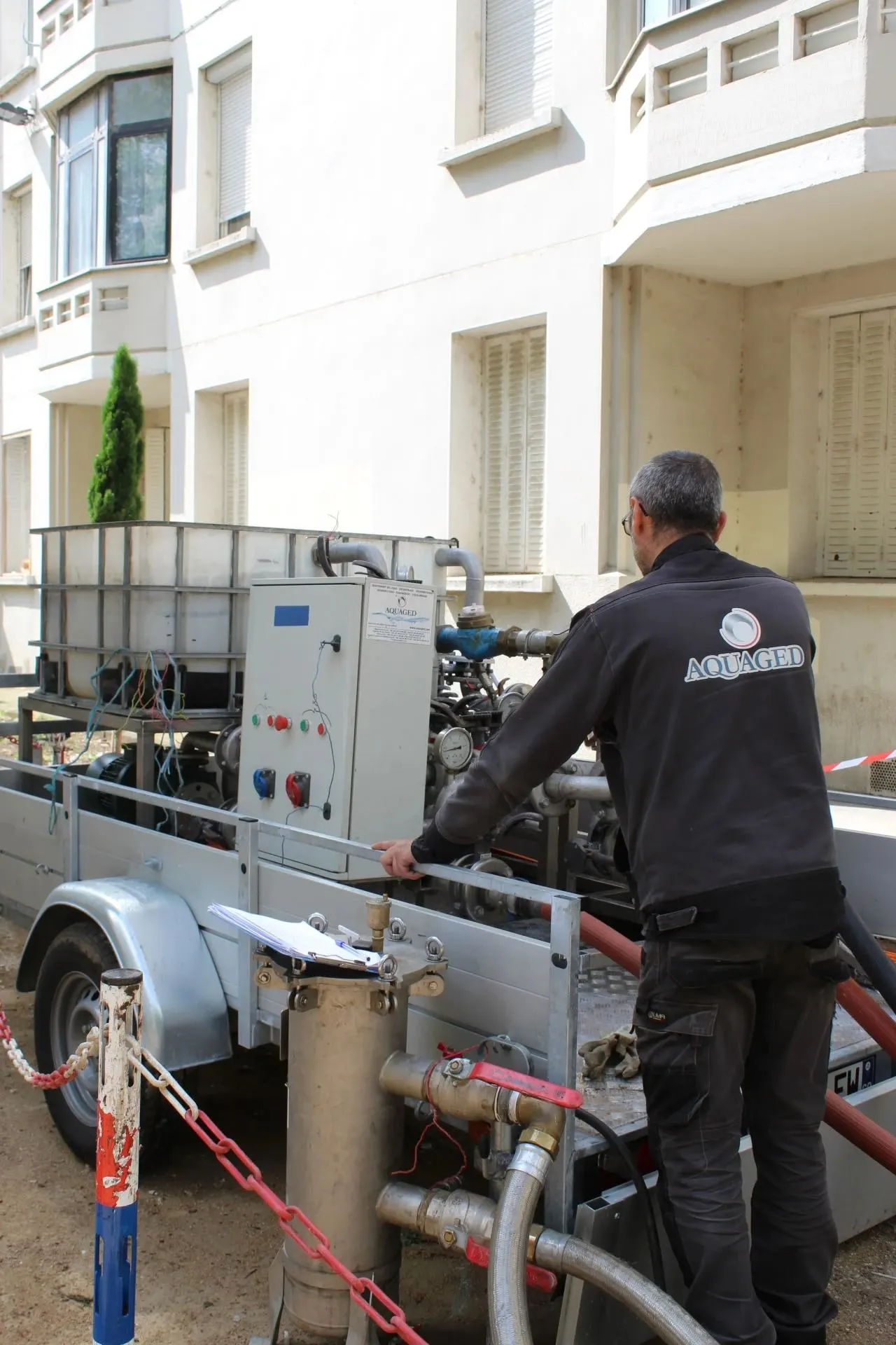 Technicien Aquaged pilotant la centrale de rinçage