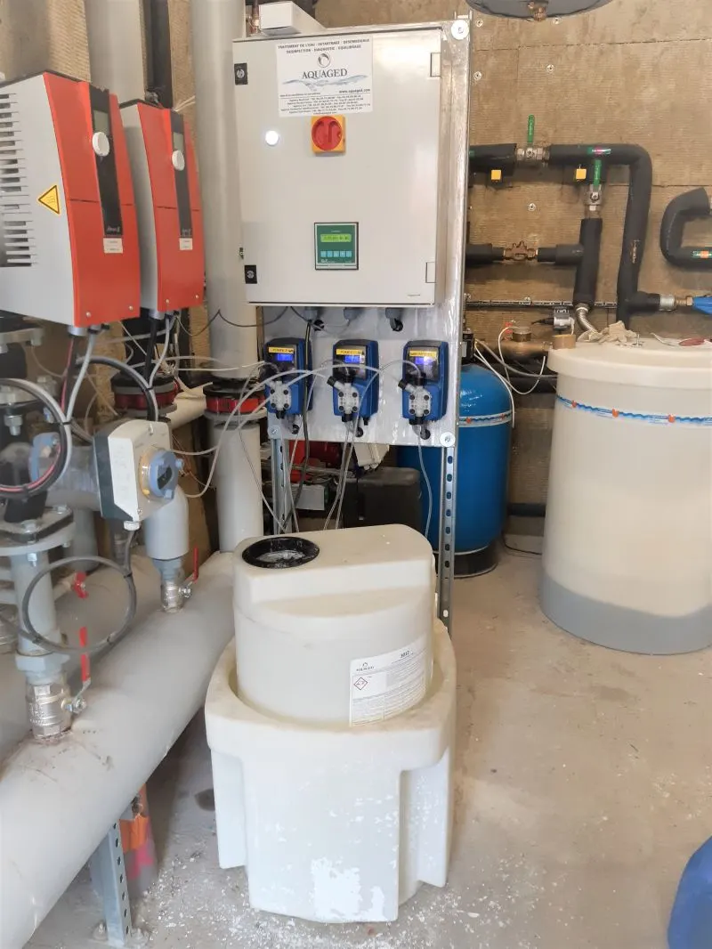 Station de désinfection automatisée mobile installée dans la chaufferie d’un bailleur social