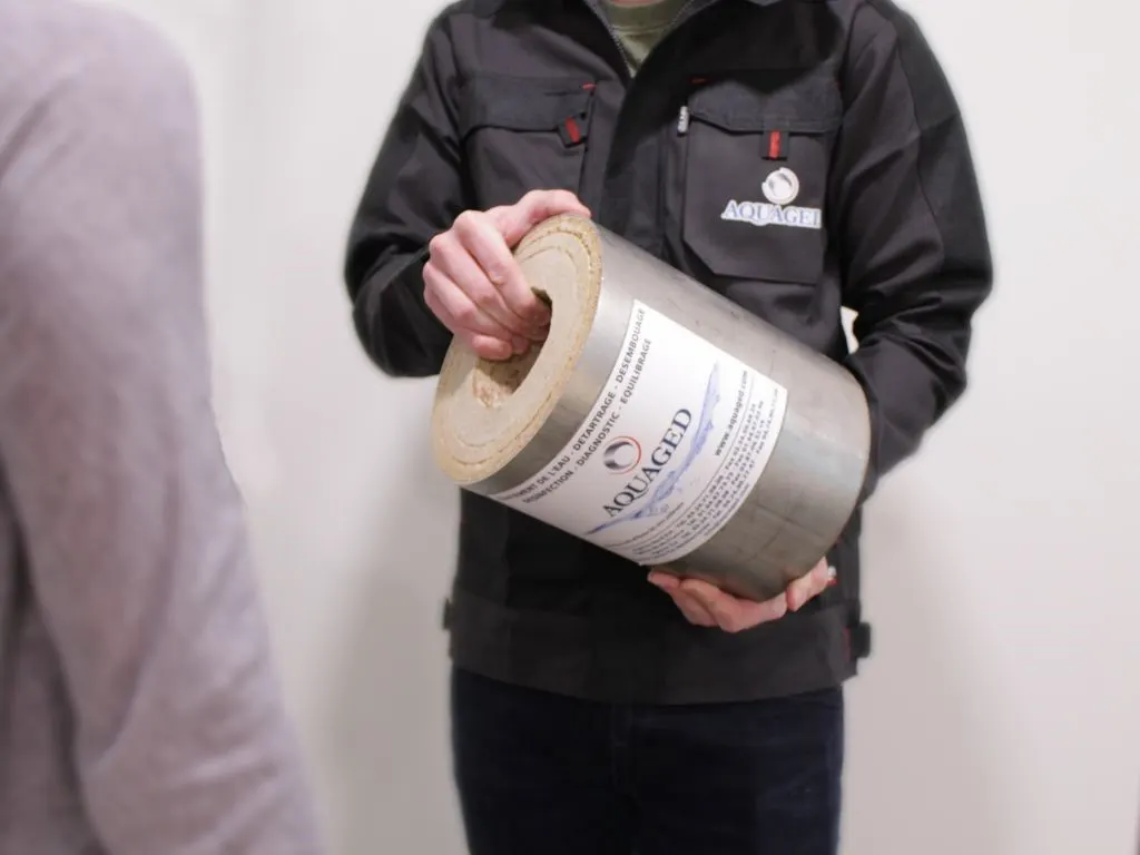 Canalisation entartrée présentée par un technicien Aquaged
